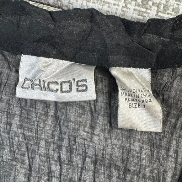 Chicos Top Black White Floral Sheer Crinkle V Neck Button Up Size 1 Small - Picture 8 of 10
